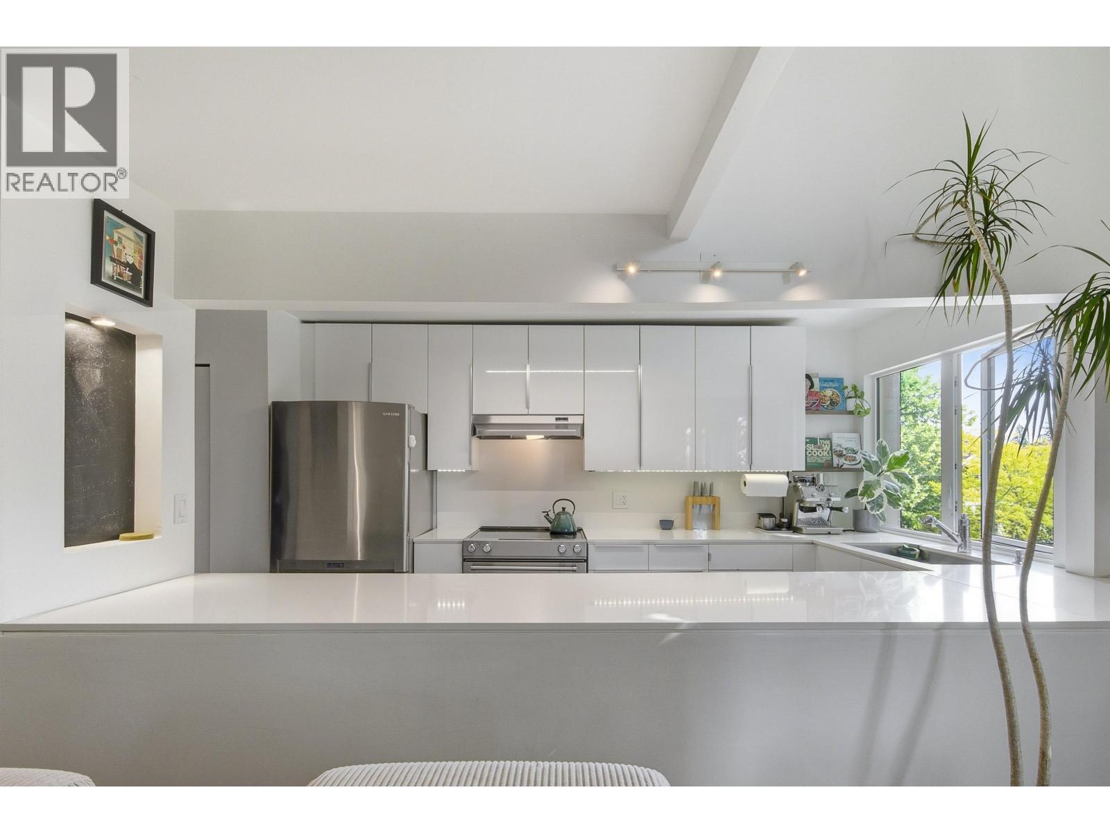 201 3465 Glen Drive, Vancouver, British Columbia  V5V 4S5 - Photo 2 - R3128001