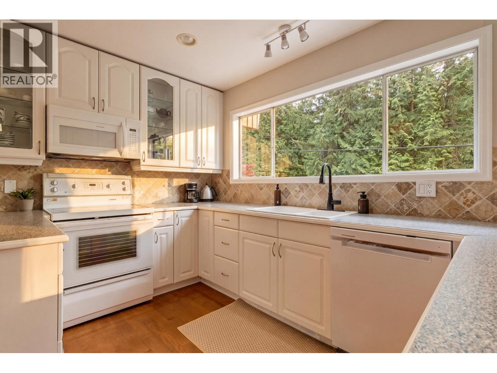 676 Wellington Drive, North Vancouver, British Columbia  V7K 1K7 - Photo 10 - R3127998