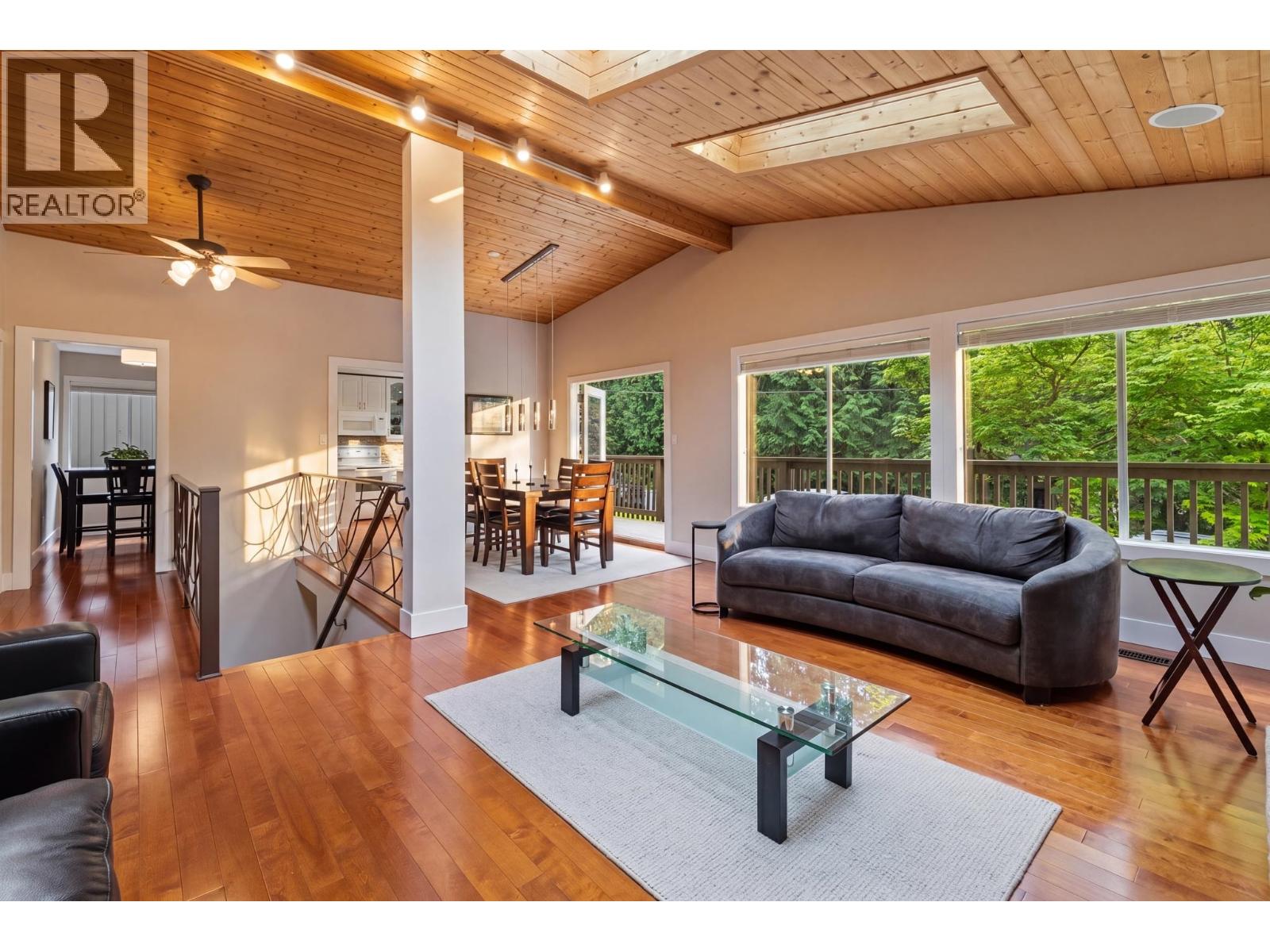 676 Wellington Drive, North Vancouver, British Columbia  V7K 1K7 - Photo 2 - R3127998