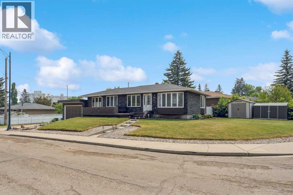 25 Manor Road SW, Calgary, Alberta  T2V 2A1 - Photo 1 - A2312510