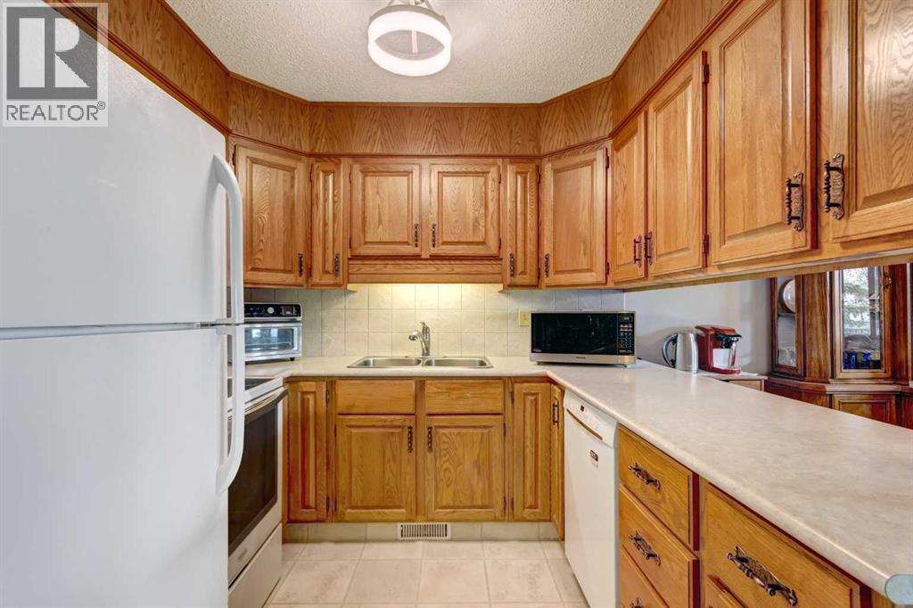 30, 118 Strathcona Road SW, Calgary, Alberta  T3H 1P3 - Photo 3 - A2312892
