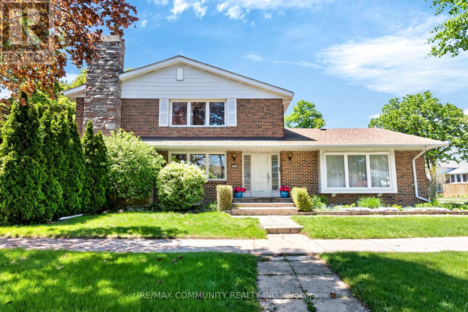 588 HUNTINGWOOD DRIVE, Toronto, Ontario