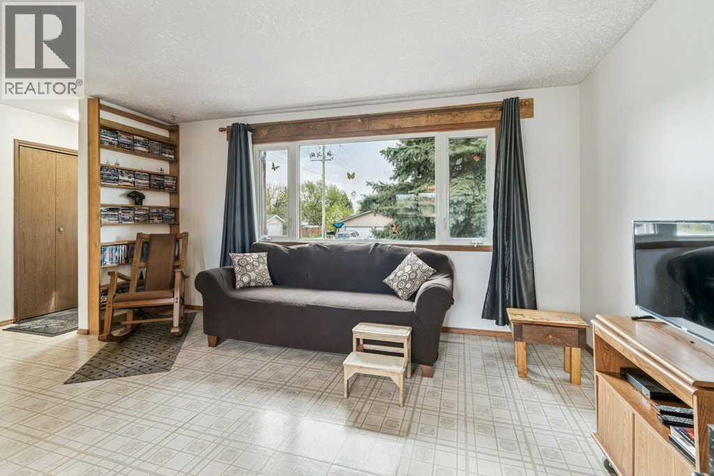 840 Pinecliff Drive NE, Calgary, Alberta  T1Y 3W7 - Photo 3 - A2312608