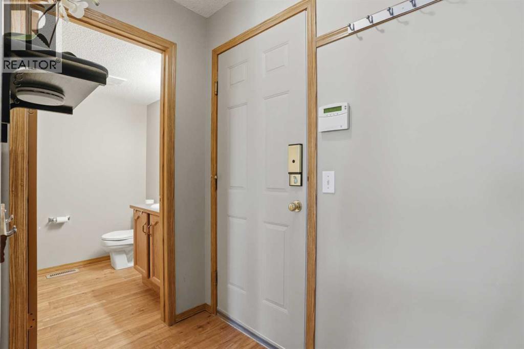 11 Somerglen Place SW, Calgary, Alberta  T2Y 3L5 - Photo 15 - A2312646