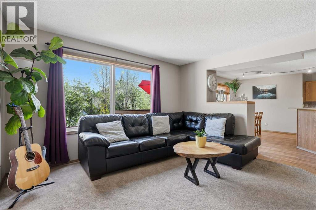 11 Somerglen Place SW, Calgary, Alberta  T2Y 3L5 - Photo 4 - A2312646