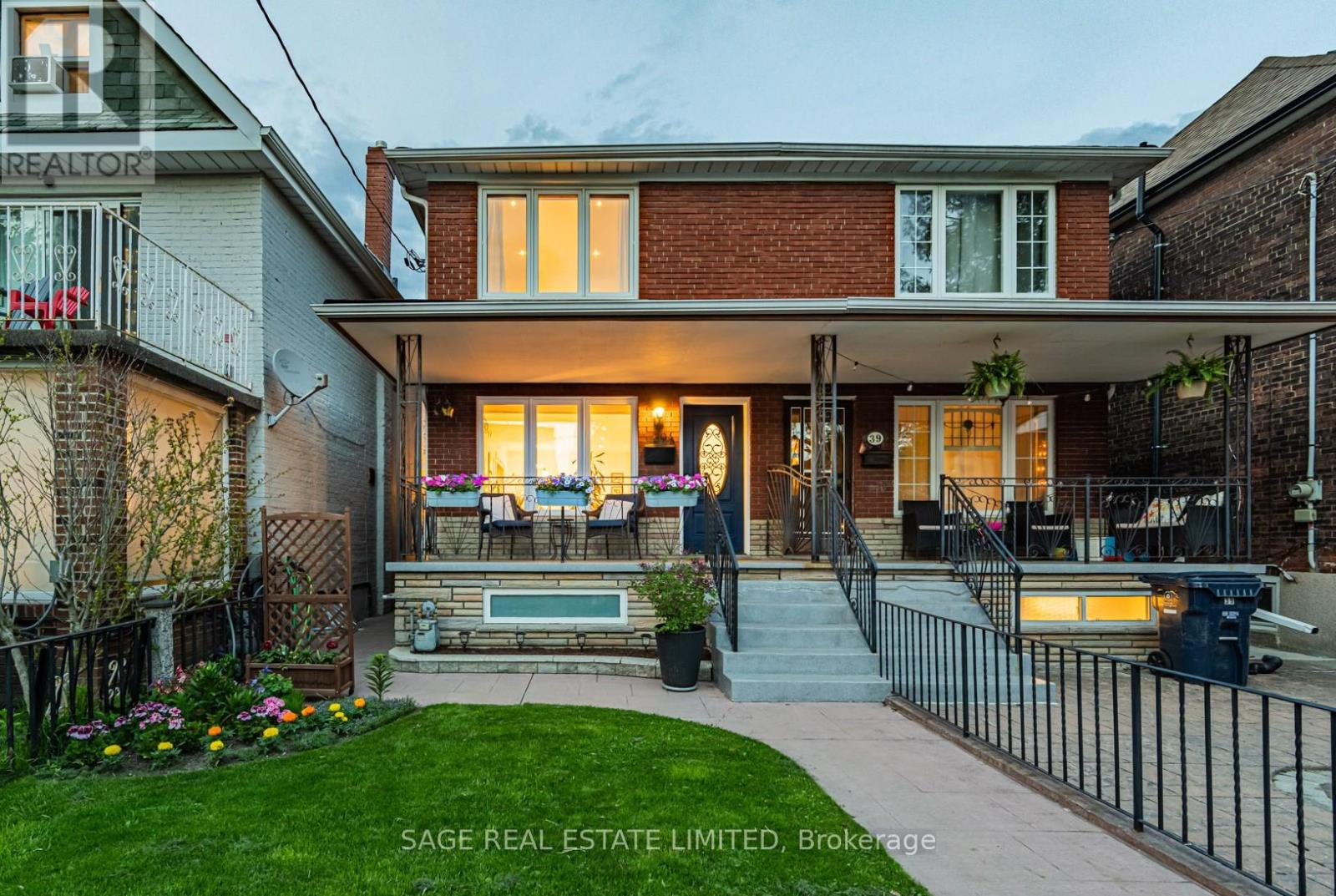 39a Uxbridge Avenue, Toronto, Ontario  M6N 2Y1 - Photo 1 - W13175604