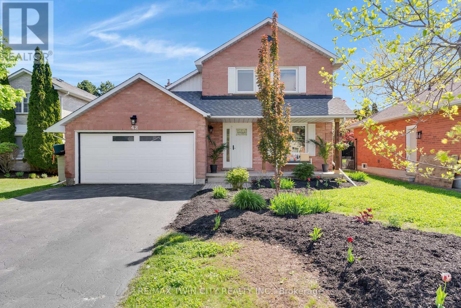 42 HANDORF DRIVE, Cambridge, Ontario