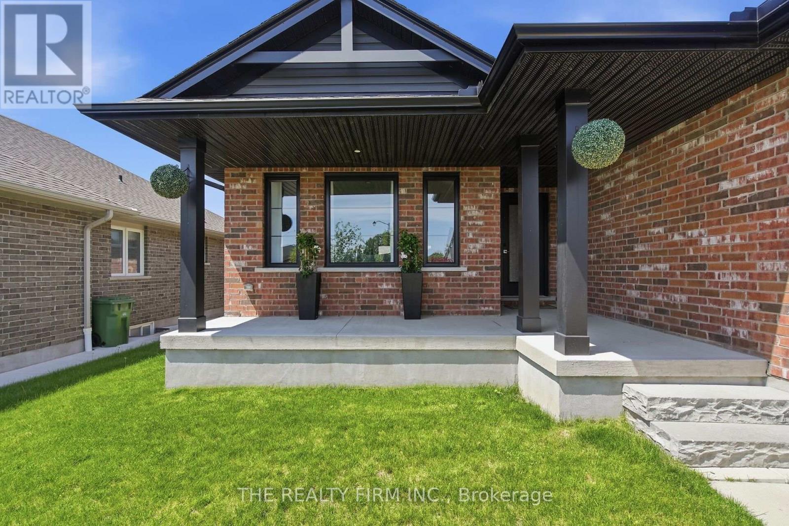 15 Glenwood Street, St. Thomas, Ontario  N5R 0G9 - Photo 2 - X13120810
