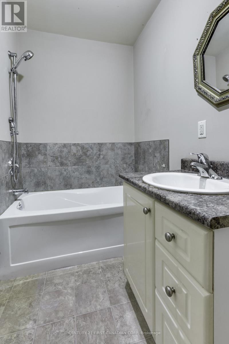 204 Ewart Street, Strathroy-Caradoc, Ontario  N7G 4G6 - Photo 33 - X13173342