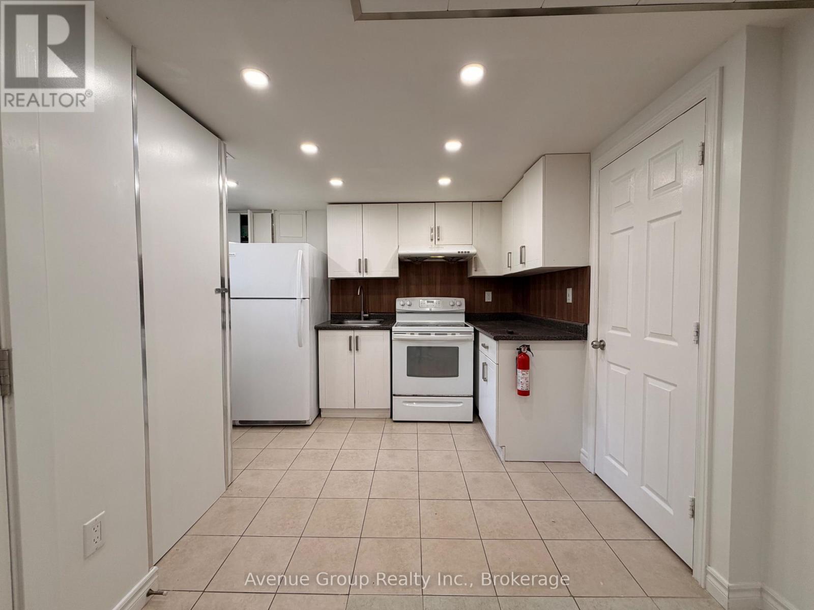 Lower - 10 Chipping Road, Toronto, Ontario  M3B 1L1 - Photo 2 - C13176046