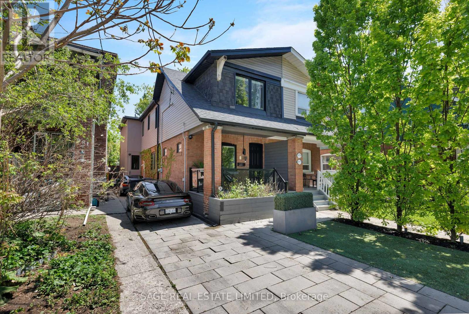 <div class="slider-price">$1,699,000</div><p>979 Broadview Avenue, Toronto, Ontario</p>