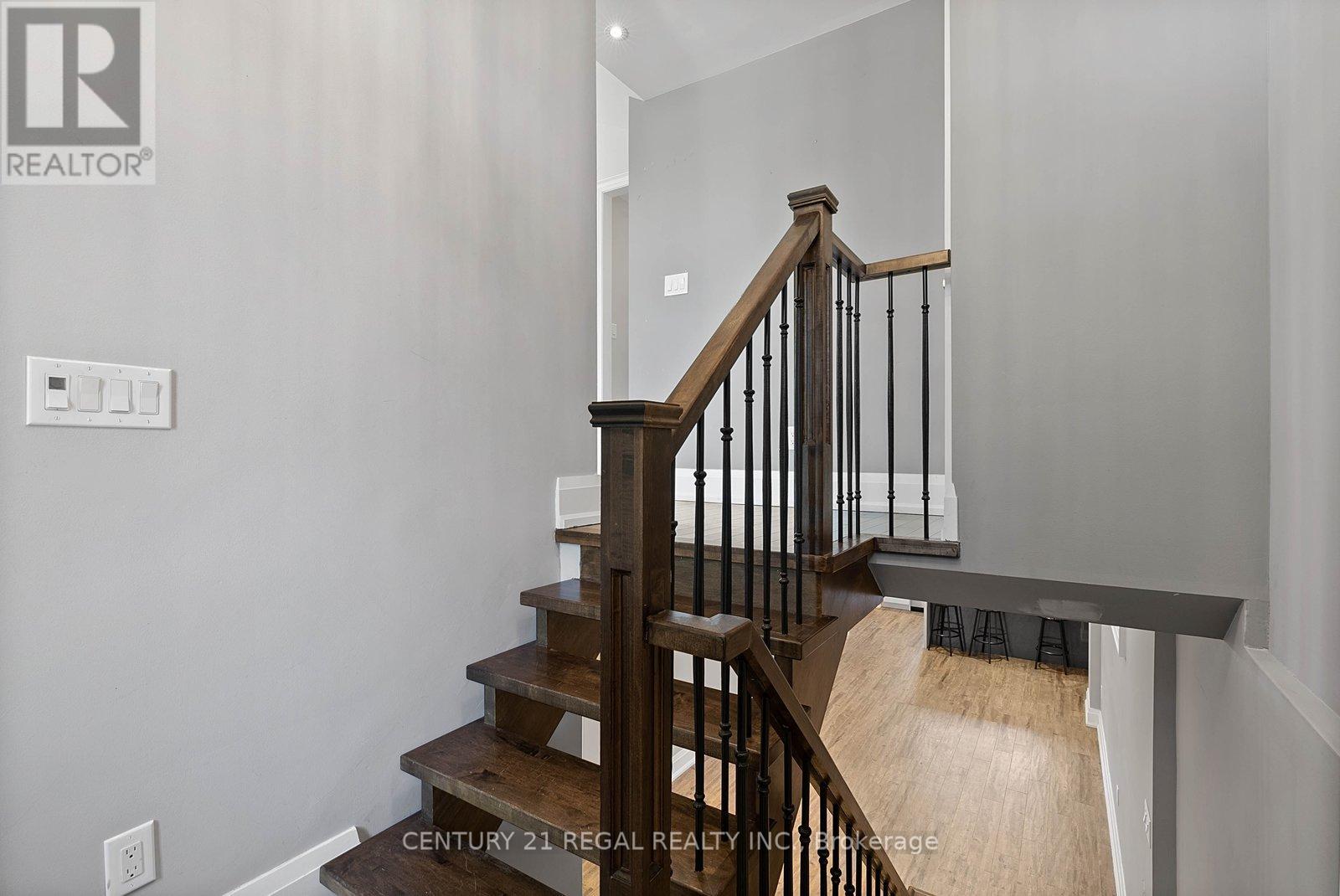 18 Rowse Crescent, Toronto, Ontario  M9P 3L5 - Photo 4 - W13176028