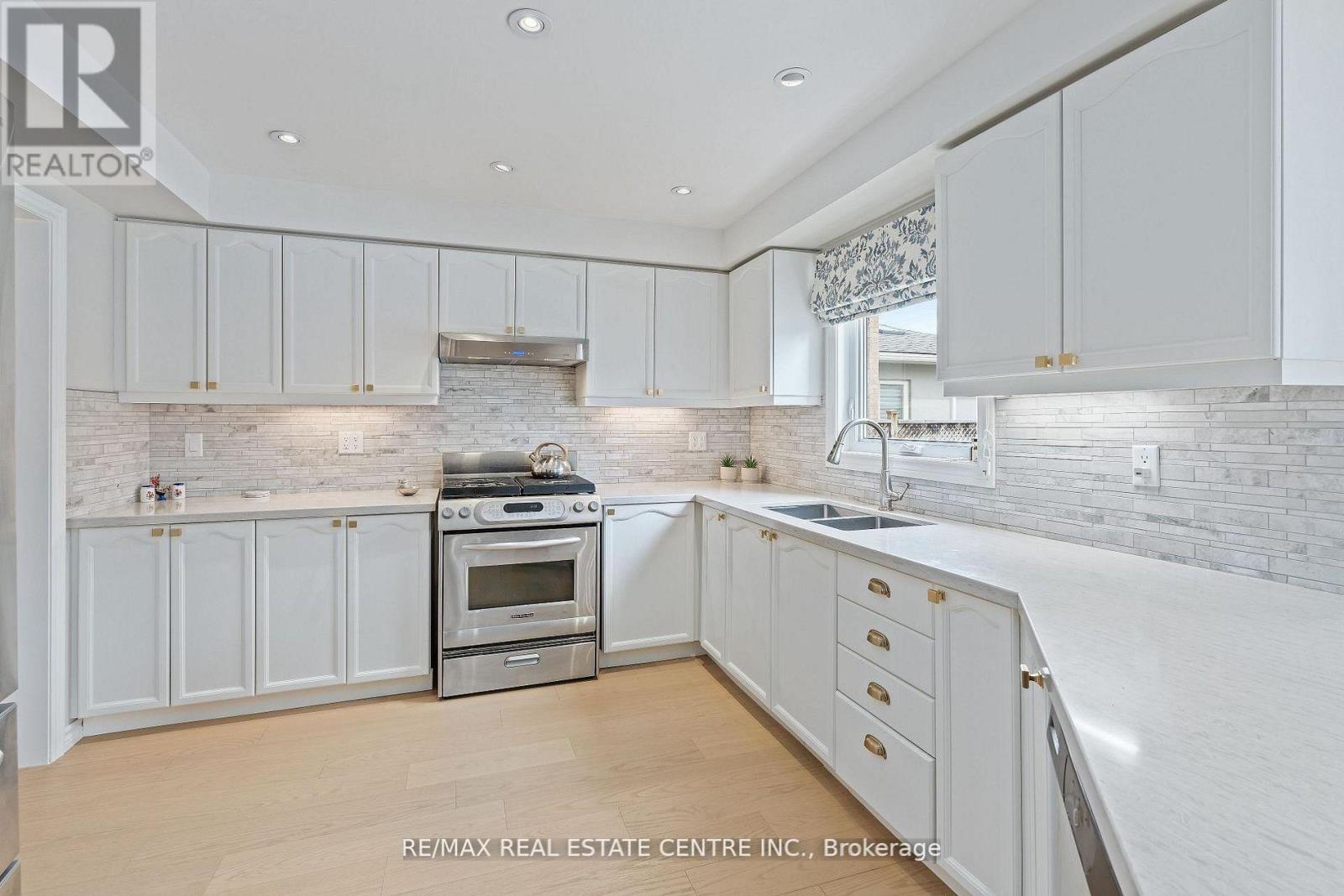 20 Nixon Crescent, Halton Hills, Ontario  L7G 5K2 - Photo 4 - W13176096