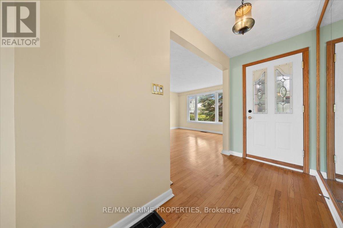 72 Crownhill Street, Ottawa, Ontario  K1J 7K8 - Photo 2 - X13063568