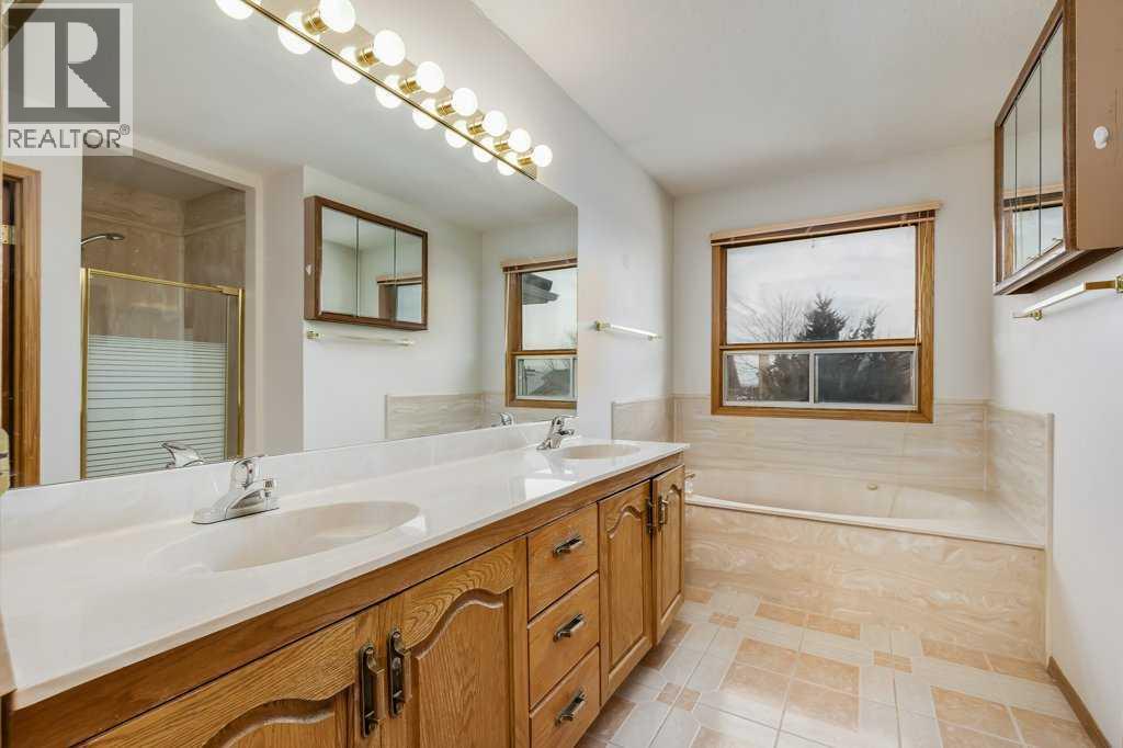 106 Sienna Hills Drive Sw, Calgary, Alberta  T3H 2C8 - Photo 32 - A2282460