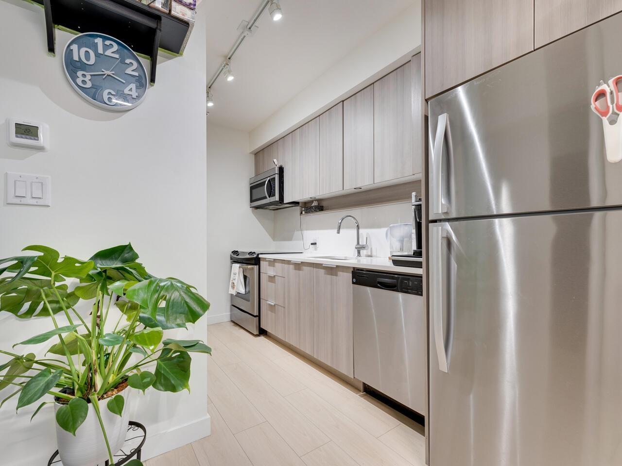 2311 13308 Central Avenue, Surrey, British Columbia  V3T 0M4 - Photo 2 - R3127995