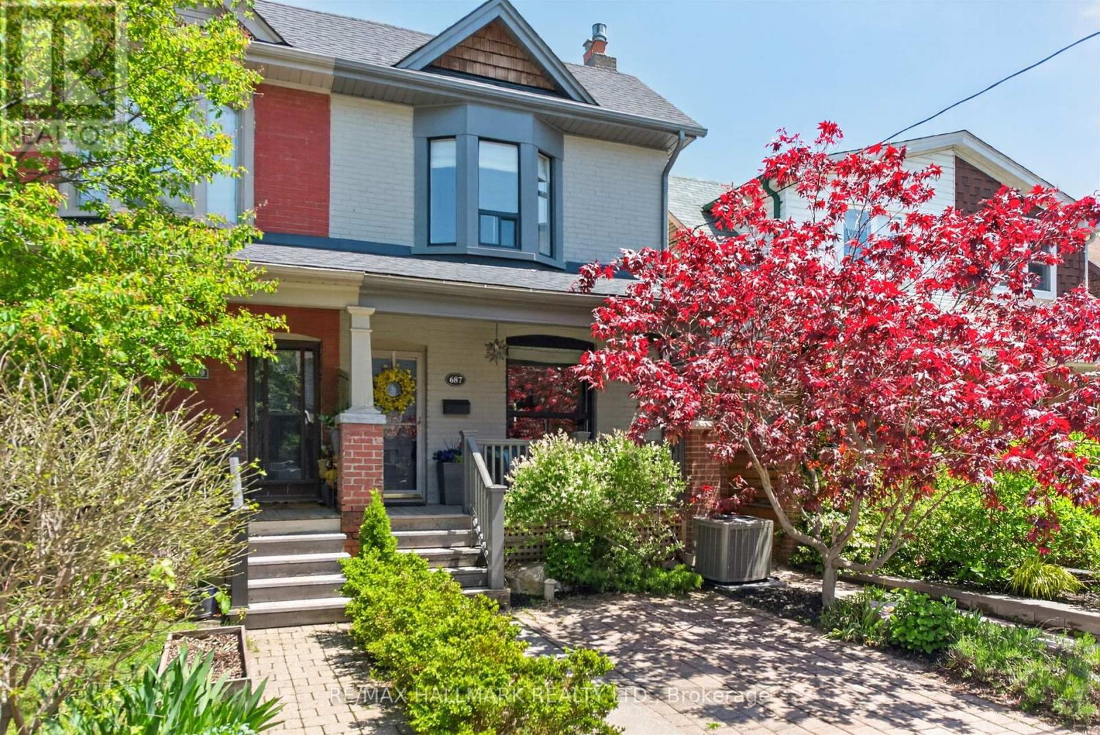 <div class="slider-price">$1,089,000</div><p>687 Durie Street, Toronto, Ontario</p>