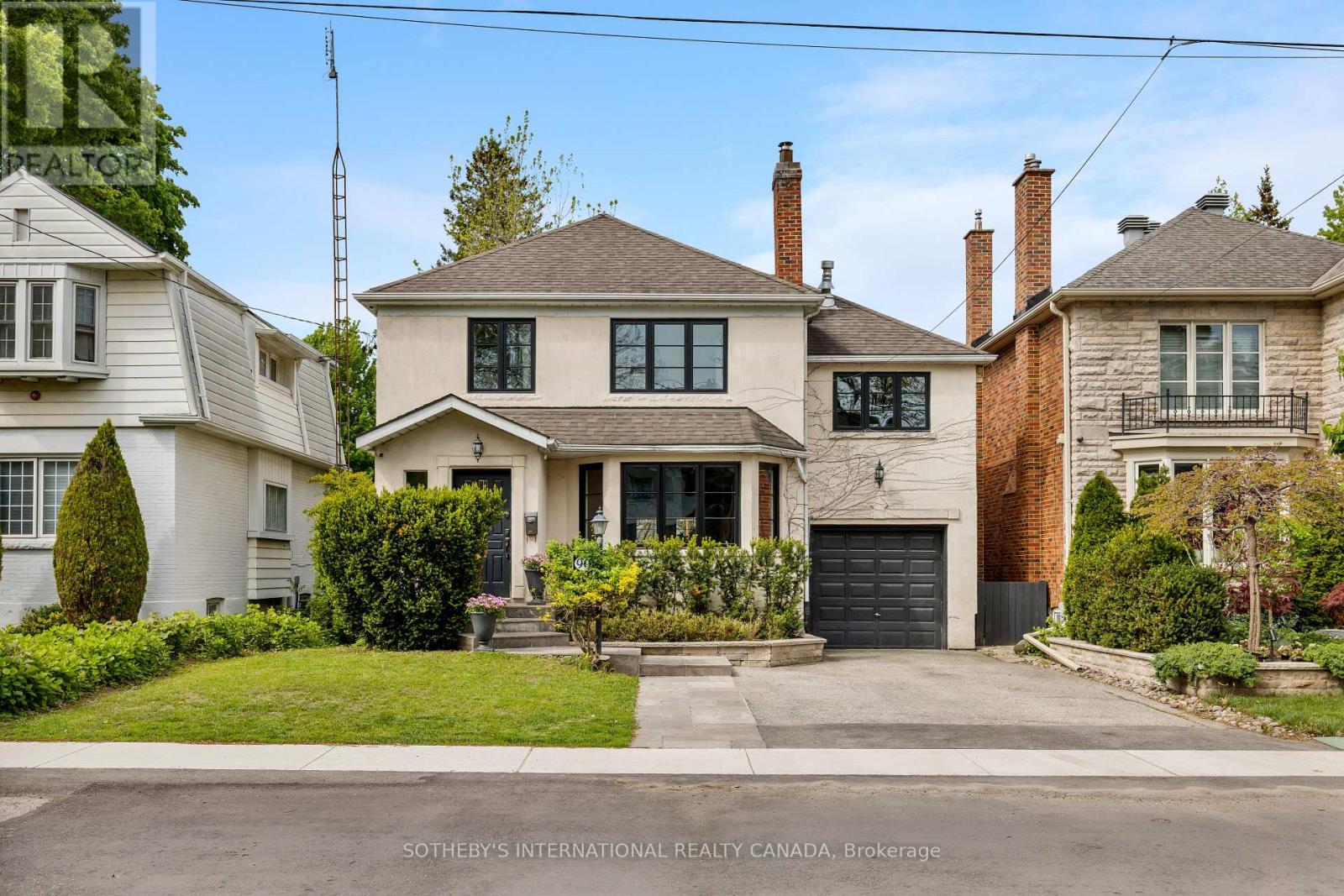 <div class="slider-price">$2,319,000</div><p>90 Kingsway Crescent, Toronto, Ontario</p>