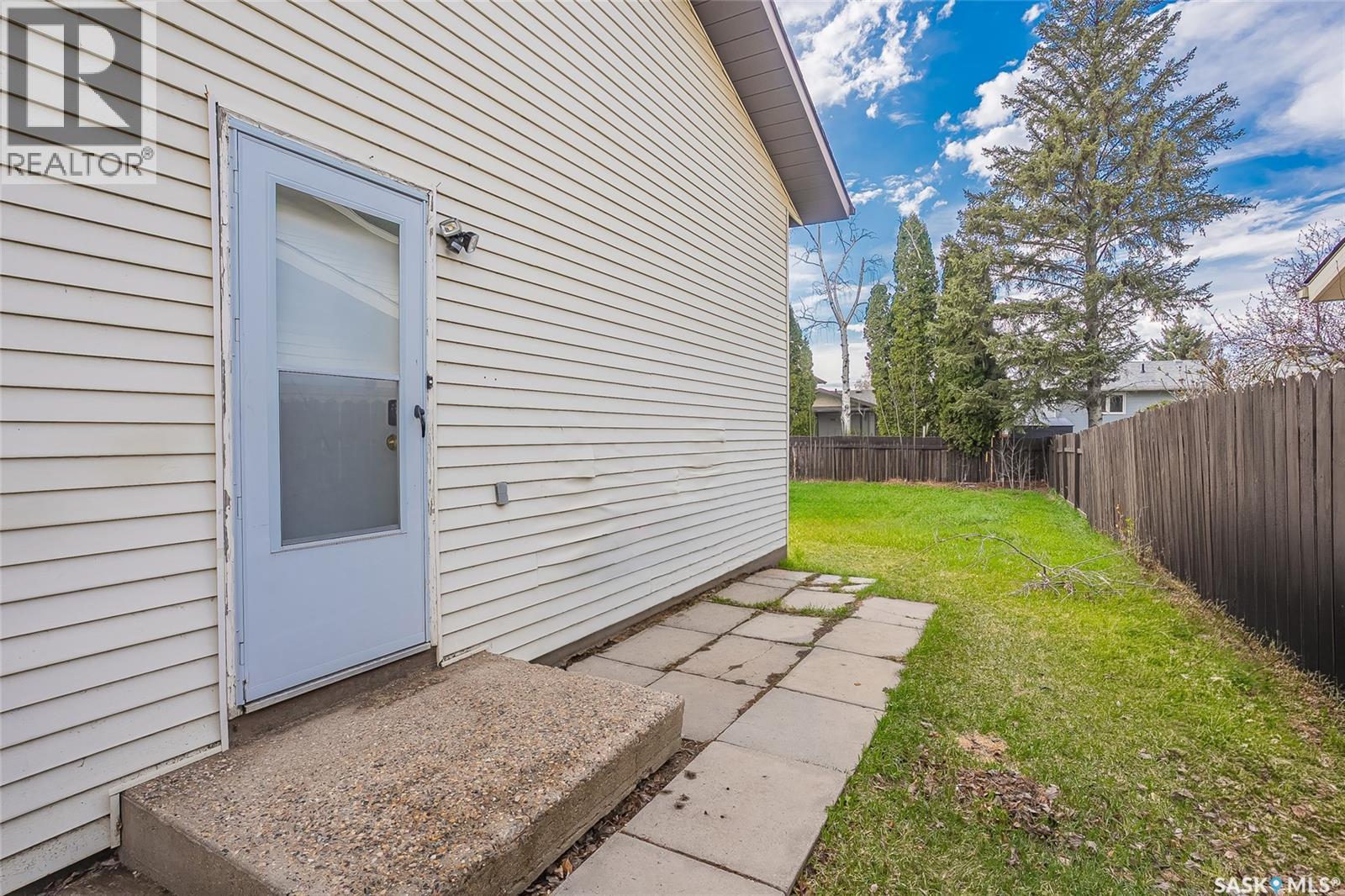 839 Kingsmere Boulevard, Saskatoon, Saskatchewan  S7J 4C4 - Photo 2 - SK037184