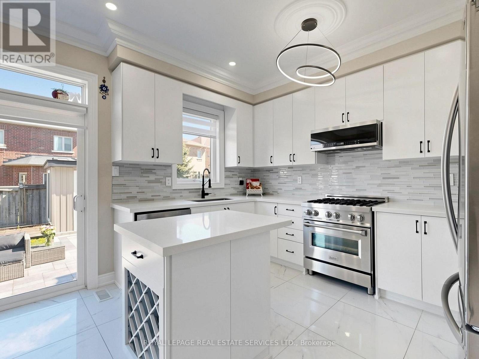 1158 Atkins Drive, Newmarket, Ontario  L3X 0A6 - Photo 6 - N13176384