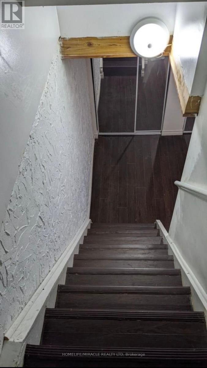 22 Sandringham Court, Brampton, Ontario  L6T 3Z3 - Photo 12 - W13176618
