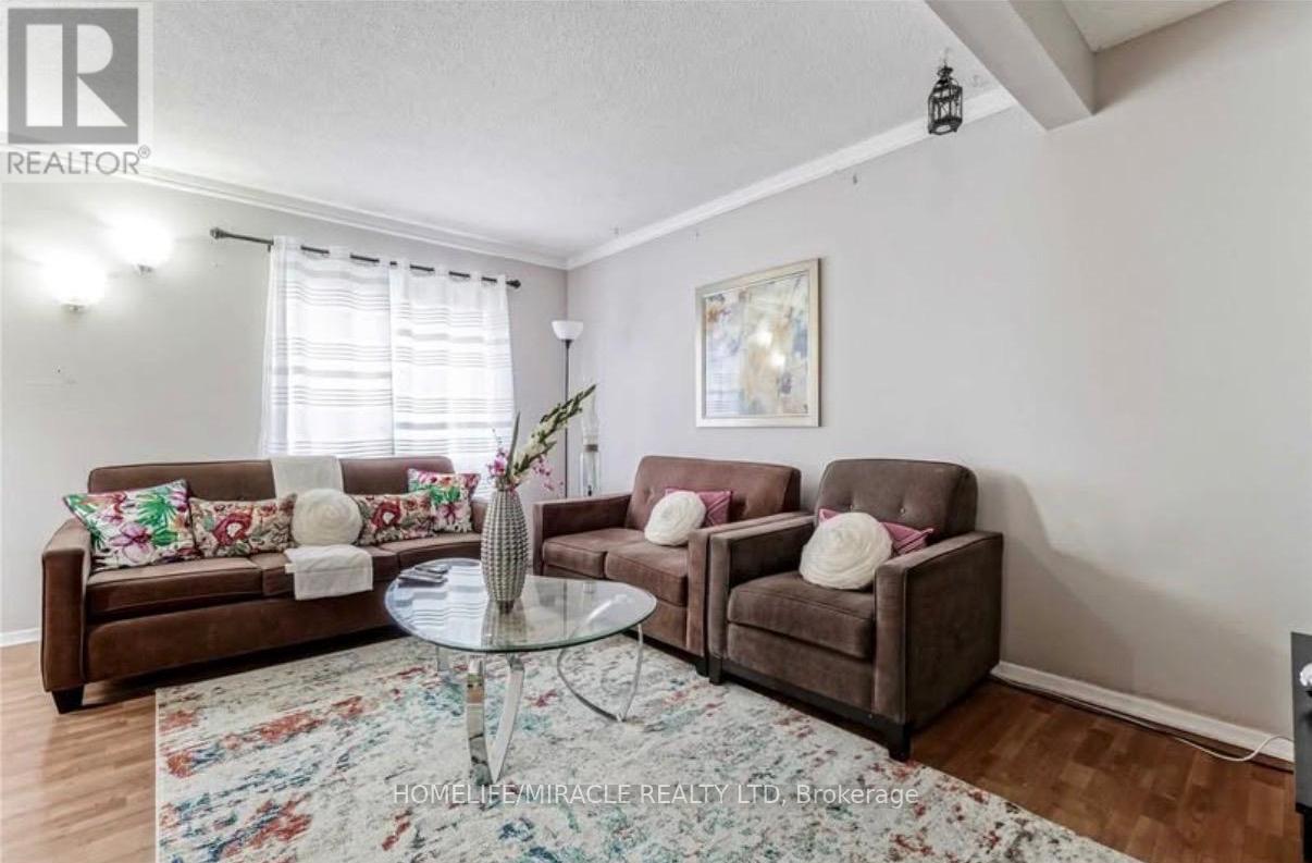 22 Sandringham Court, Brampton, Ontario  L6T 3Z3 - Photo 2 - W13176618