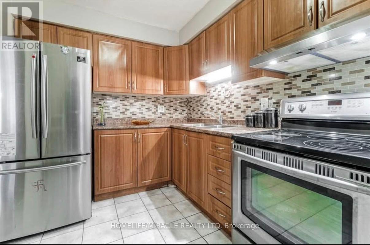 22 Sandringham Court, Brampton, Ontario  L6T 3Z3 - Photo 5 - W13176618