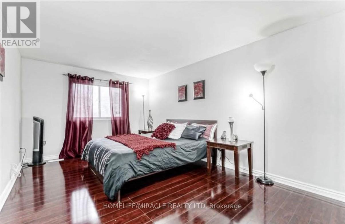 22 Sandringham Court, Brampton, Ontario  L6T 3Z3 - Photo 6 - W13176618