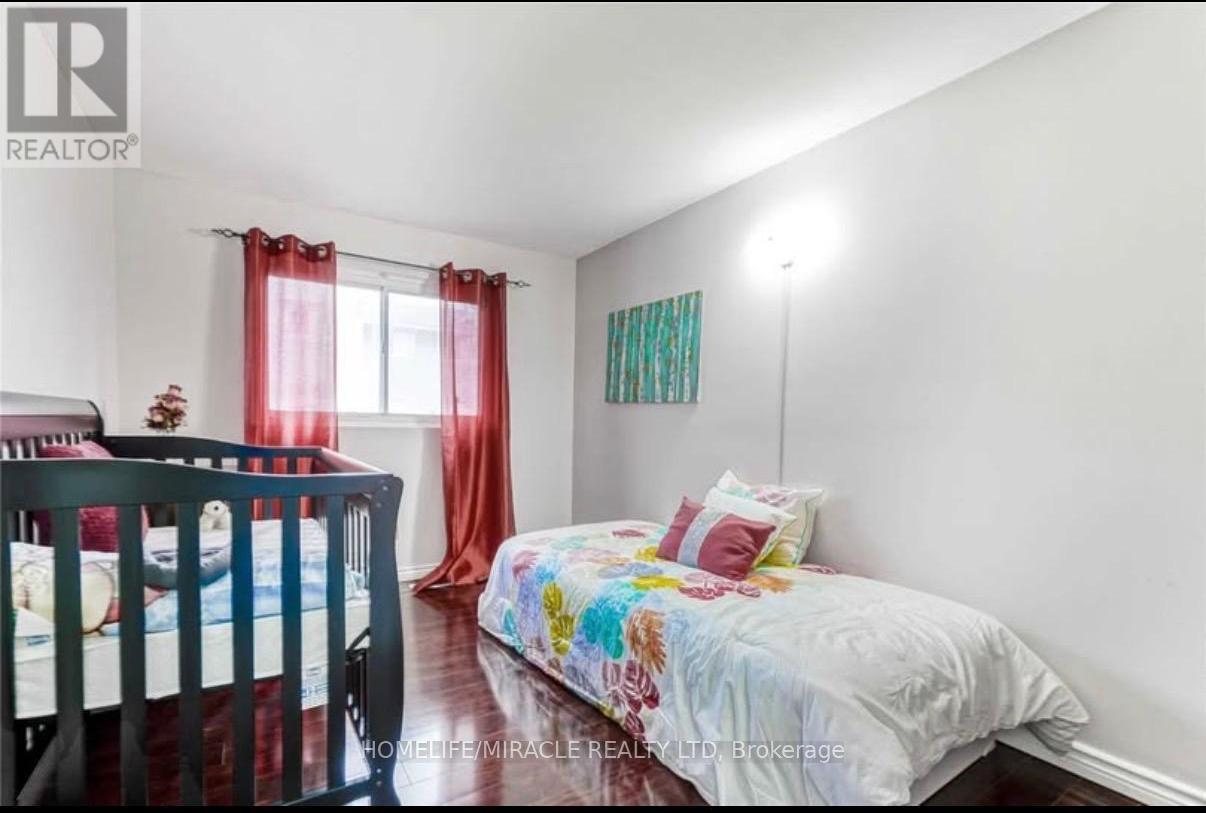 22 Sandringham Court, Brampton, Ontario  L6T 3Z3 - Photo 8 - W13176618
