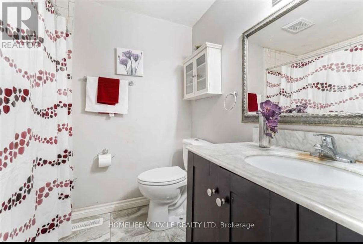 22 Sandringham Court, Brampton, Ontario  L6T 3Z3 - Photo 9 - W13176618
