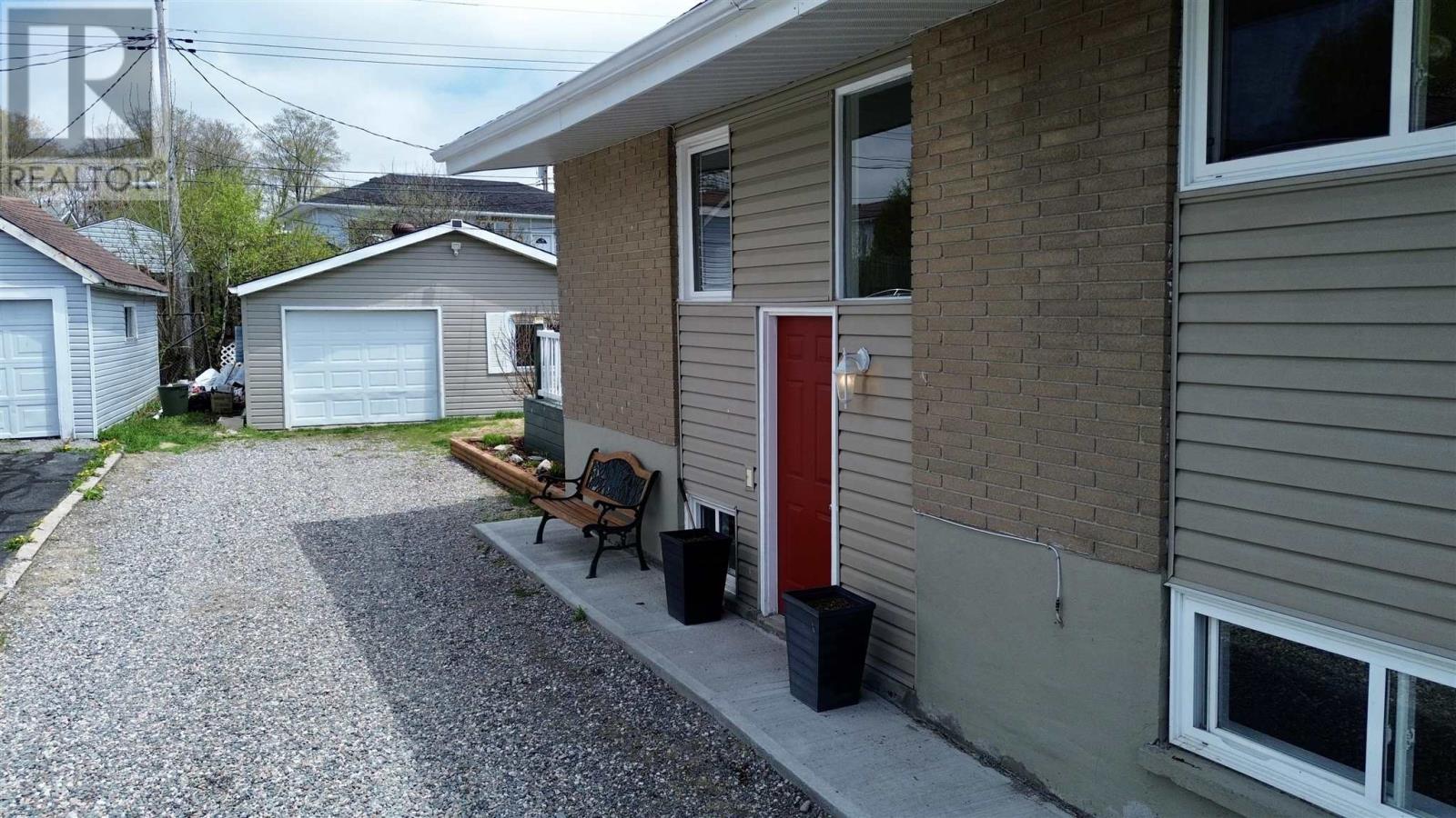 82b Axmith Ave, Elliot Lake, Ontario  P5A 1B8 - Photo 4 - SM261187