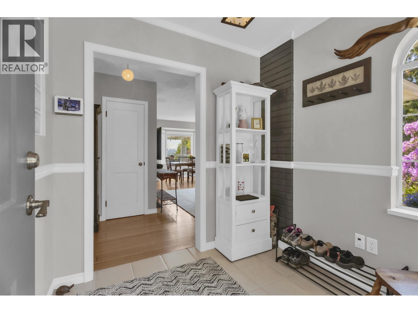 901 Calverhall Street, North Vancouver, British Columbia  V7L 1Y1 - Photo 3 - R3127473