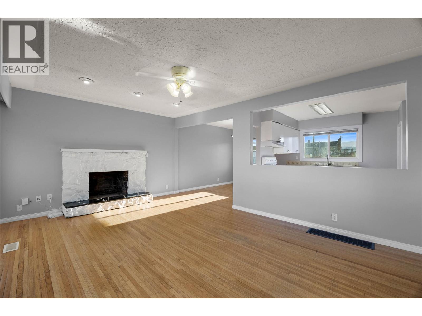 1069 Lethbridge Avenue, Kamloops, British Columbia  V2B 1Y1 - Photo 3 - 10388976