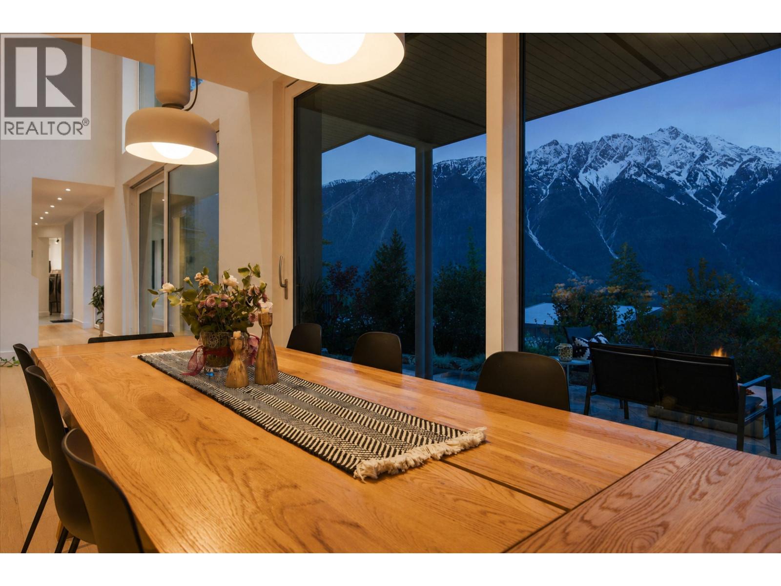 1704 Sugarloaf Place, Pemberton, British Columbia  V0N 2L3 - Photo 10 - R3128143