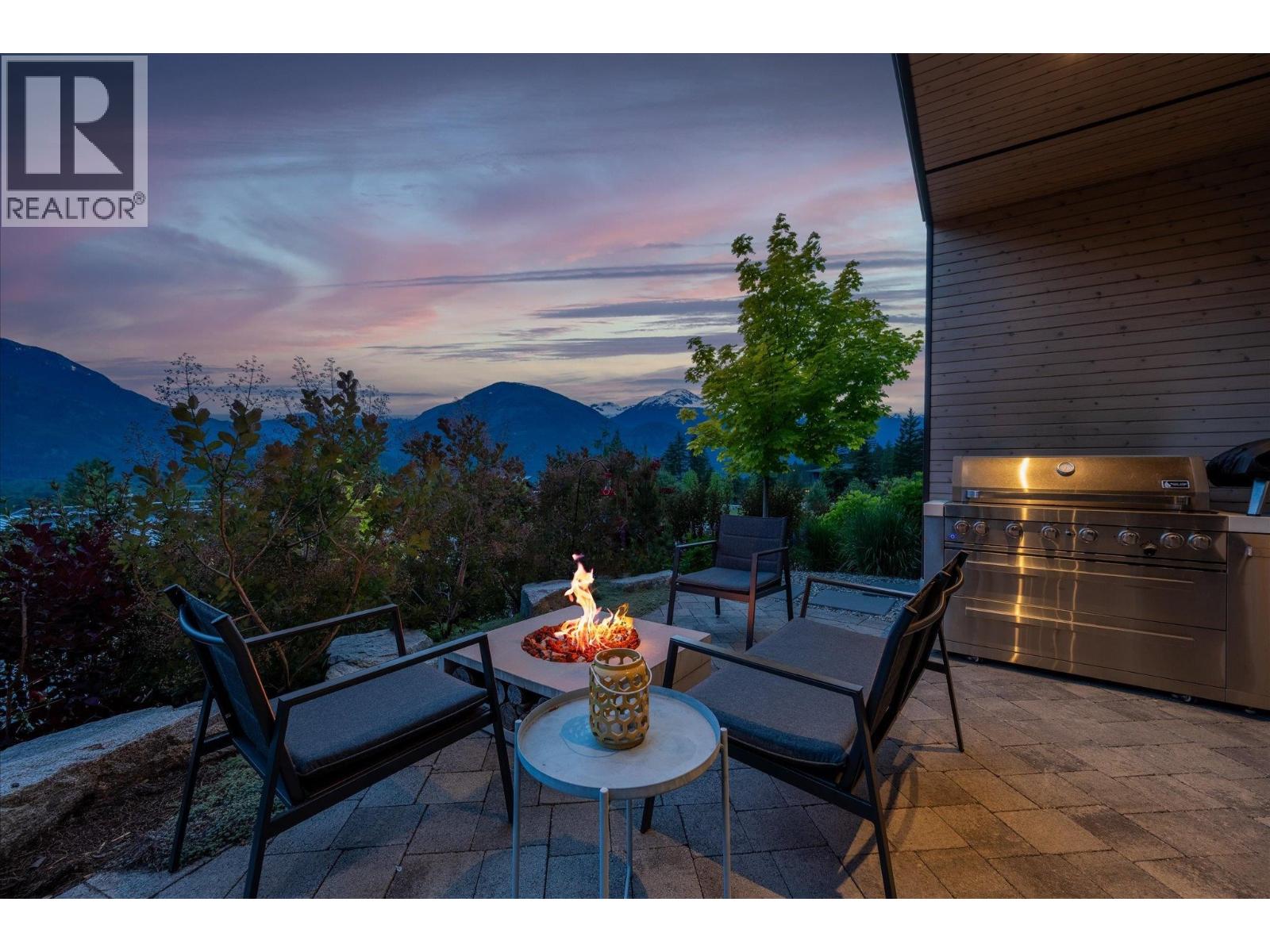 1704 Sugarloaf Place, Pemberton, British Columbia  V0N 2L3 - Photo 11 - R3128143