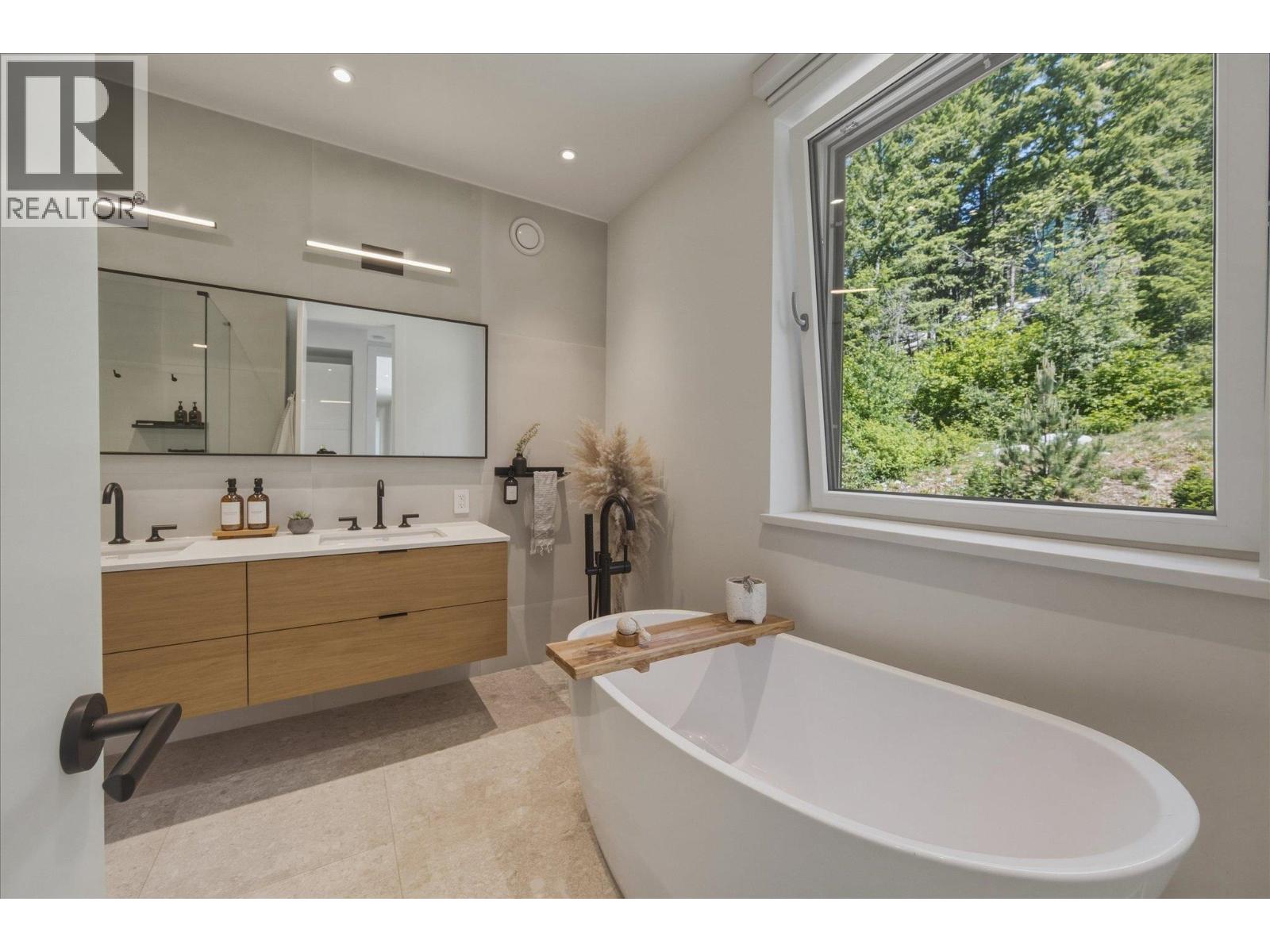 1704 Sugarloaf Place, Pemberton, British Columbia  V0N 2L3 - Photo 15 - R3128143