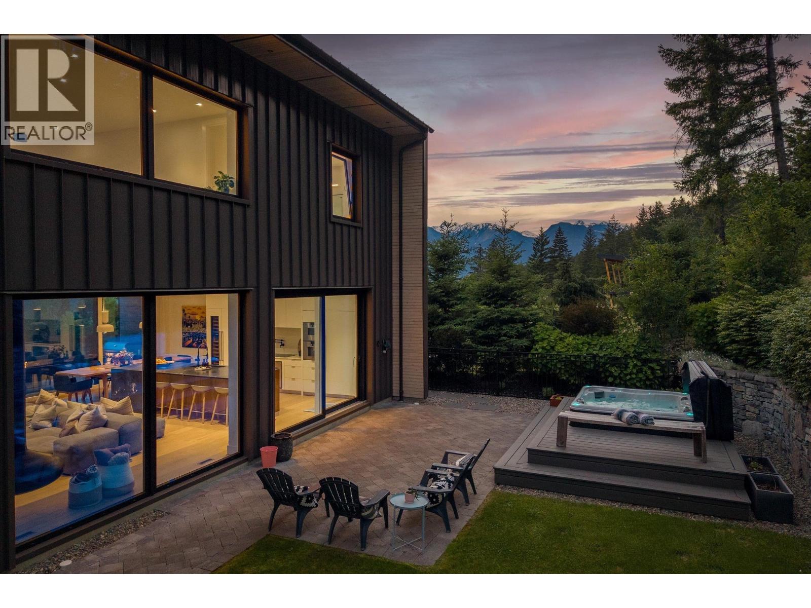 1704 Sugarloaf Place, Pemberton, British Columbia  V0N 2L3 - Photo 2 - R3128143