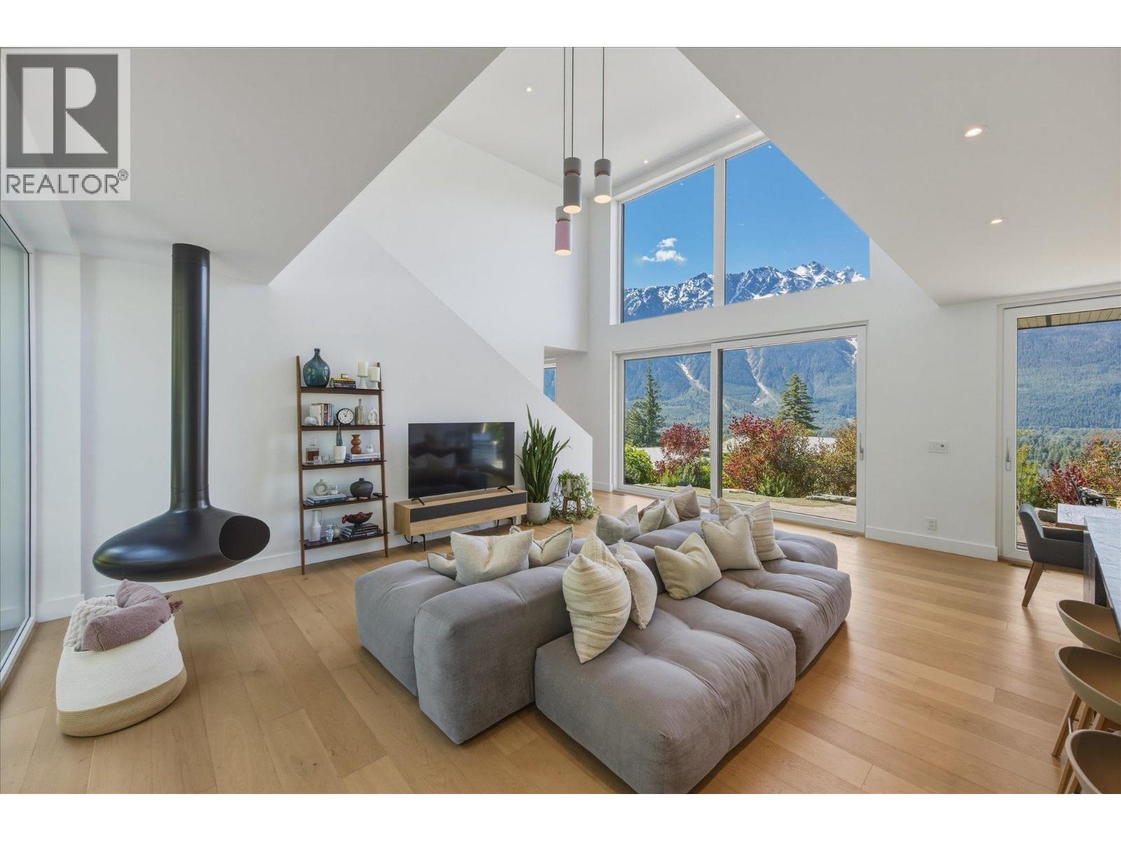 1704 Sugarloaf Place, Pemberton, British Columbia  V0N 2L3 - Photo 5 - R3128143