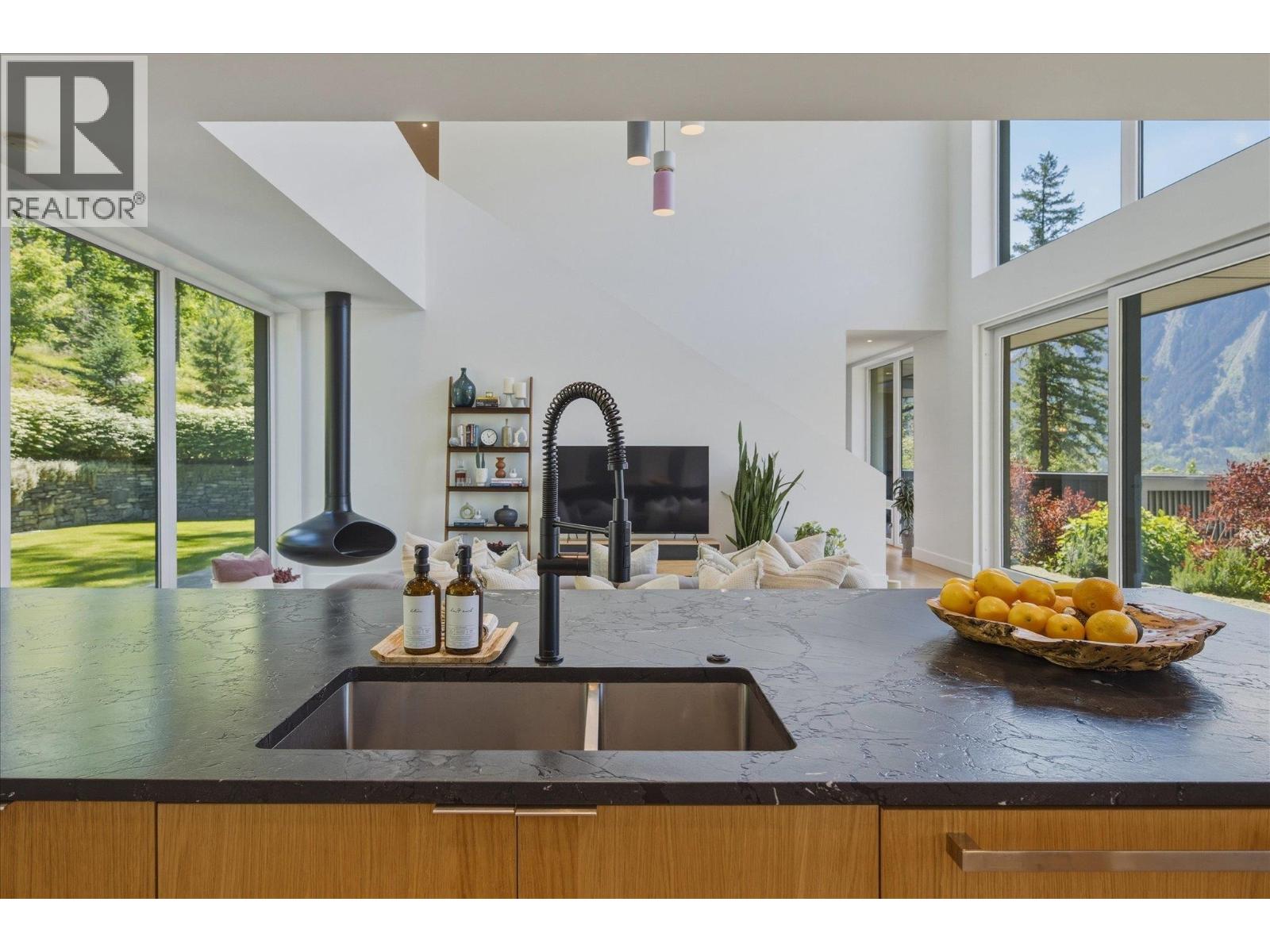 1704 Sugarloaf Place, Pemberton, British Columbia  V0N 2L3 - Photo 8 - R3128143