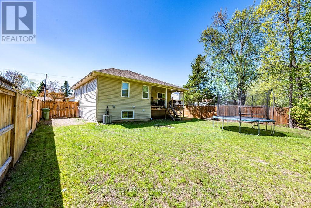 21a East Street, Petawawa, Ontario  K8H 2N7 - Photo 38 - X12981504