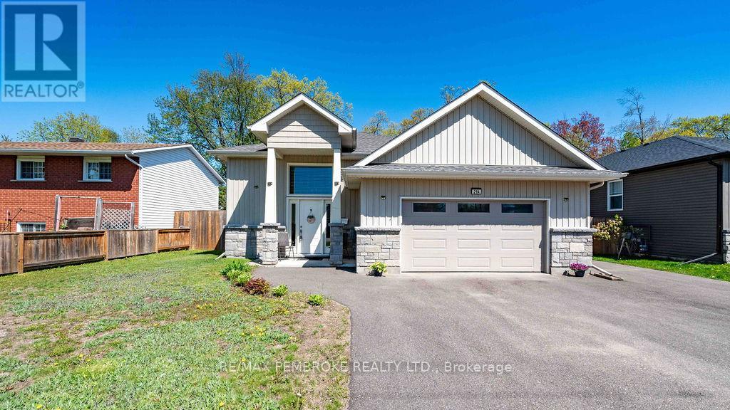 <h3>$699,900</h3><p>21a East Street, Petawawa, Ontario</p>