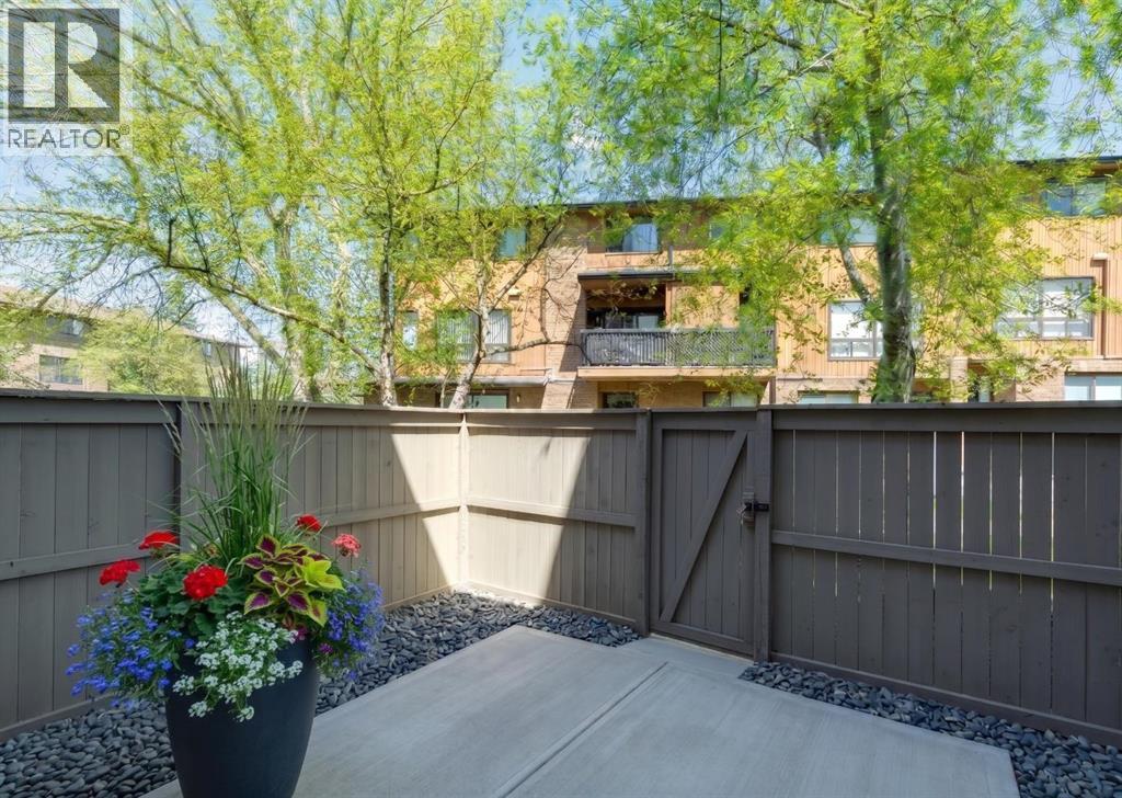 22 Glamis Gardens SW, Calgary, Alberta  T3E 6S4 - Photo 31 - A2310779