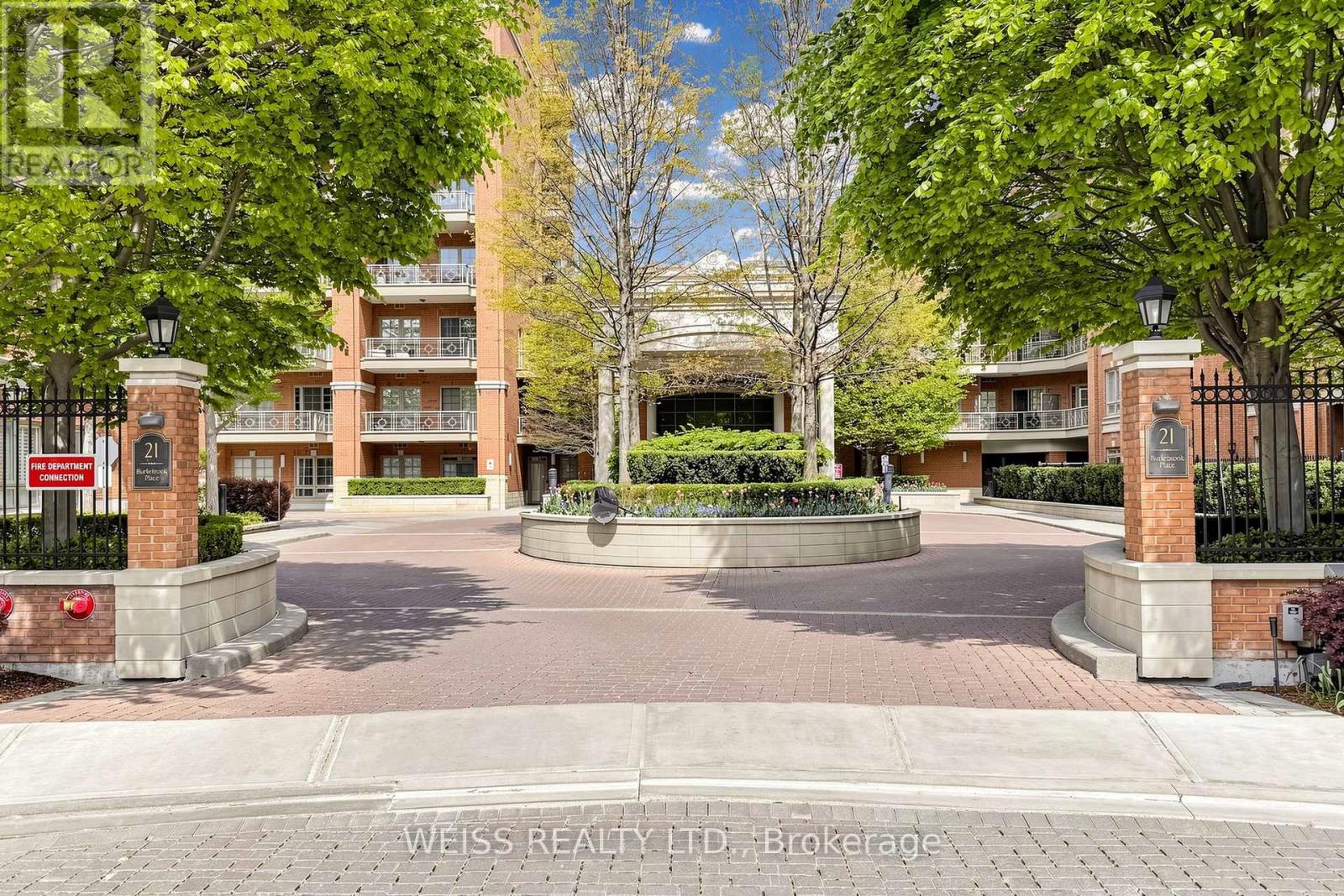 <div class="slider-price">$869,900</div><p>114 - 21 Burkebrook Place, Toronto, Ontario</p>