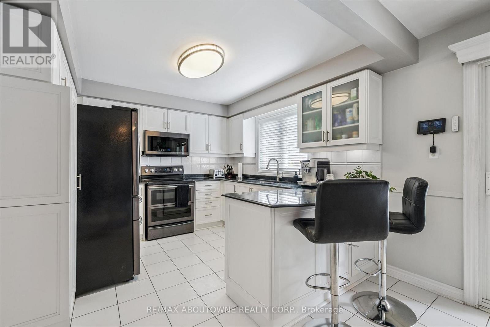 2372 Saugeen Road, Oakville, Ontario  L6H 5X9 - Photo 9 - W13176726