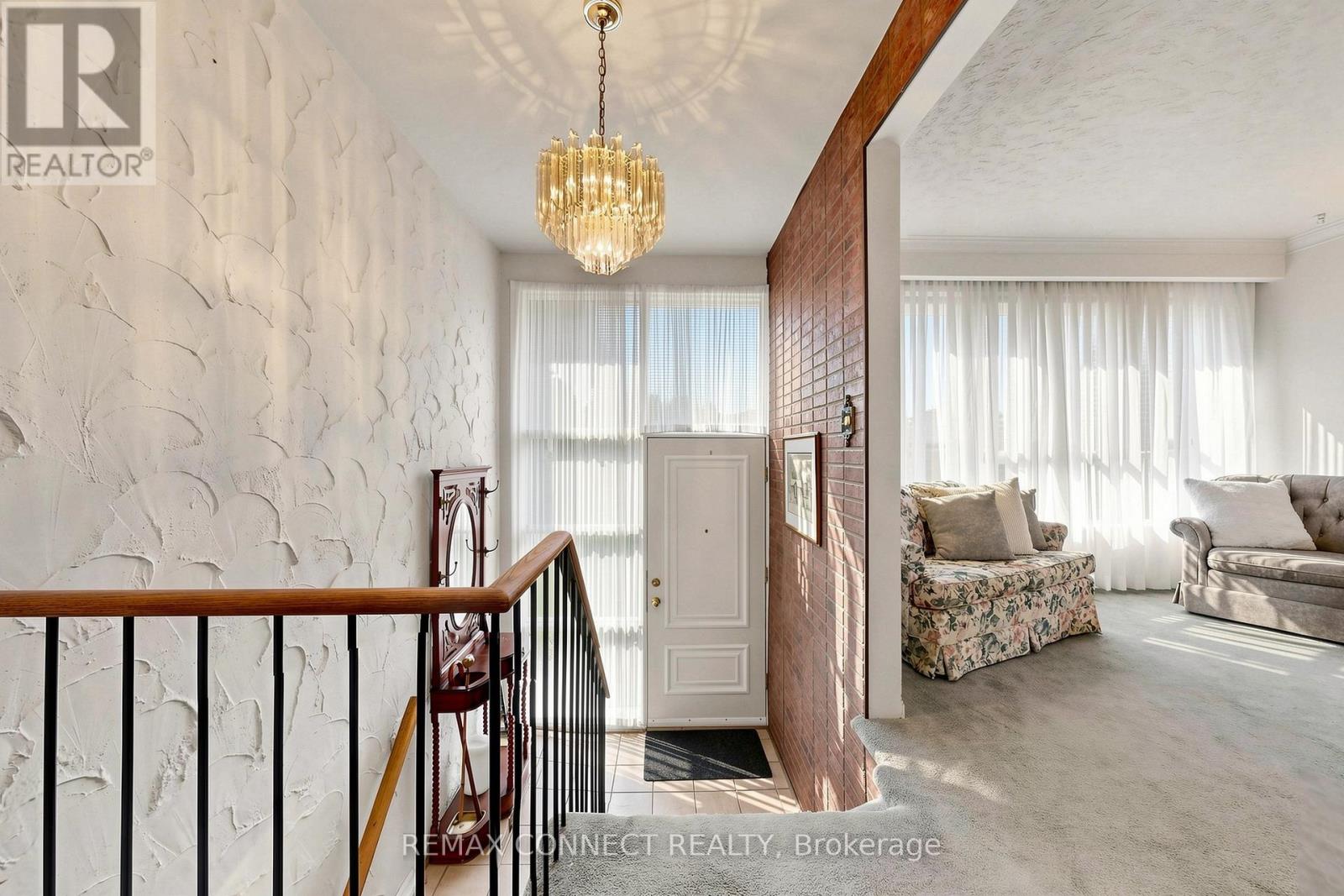22 Woodgrove Drive, Toronto, Ontario  M1E 3J8 - Photo 4 - E13176814