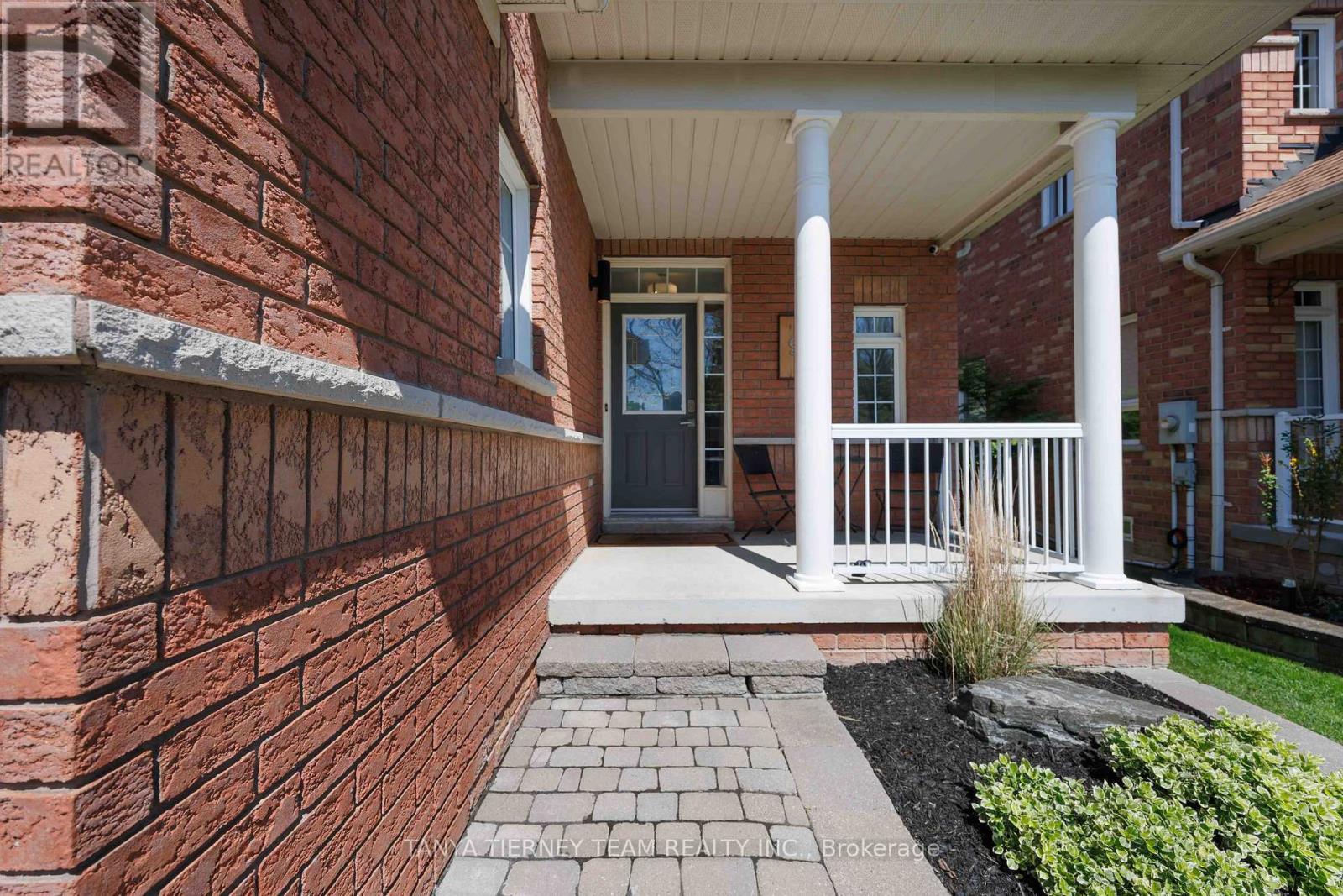 9 Penhurst Drive, Whitby, Ontario  L1M 2C8 - Photo 4 - E13176844