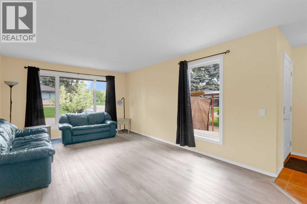 403 Cannington Close SW, Calgary, Alberta  T2W 3E9 - Photo 4 - A2313680