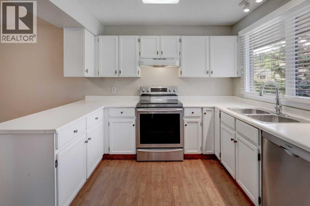 82 Point Drive NW, Calgary, Alberta  T3B 5B3 - Photo 7 - A2314346