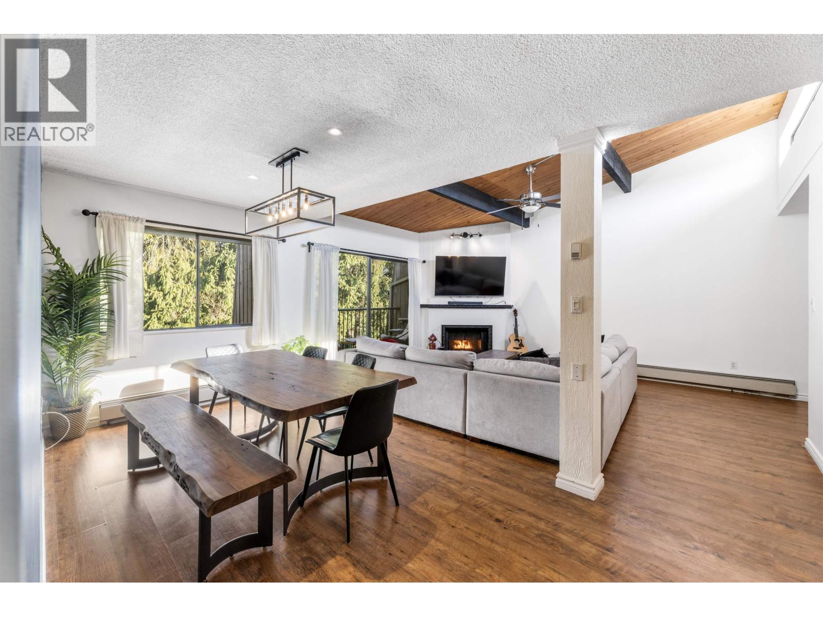 327 9101 Horne Street, Burnaby, British Columbia V3N 4M3 - Photo 2 - R3128176