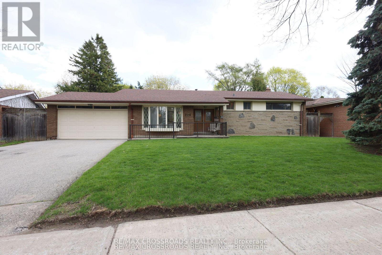 <div class="slider-price">$999,998</div><p>83 Pegasus Trail, Toronto, Ontario</p>